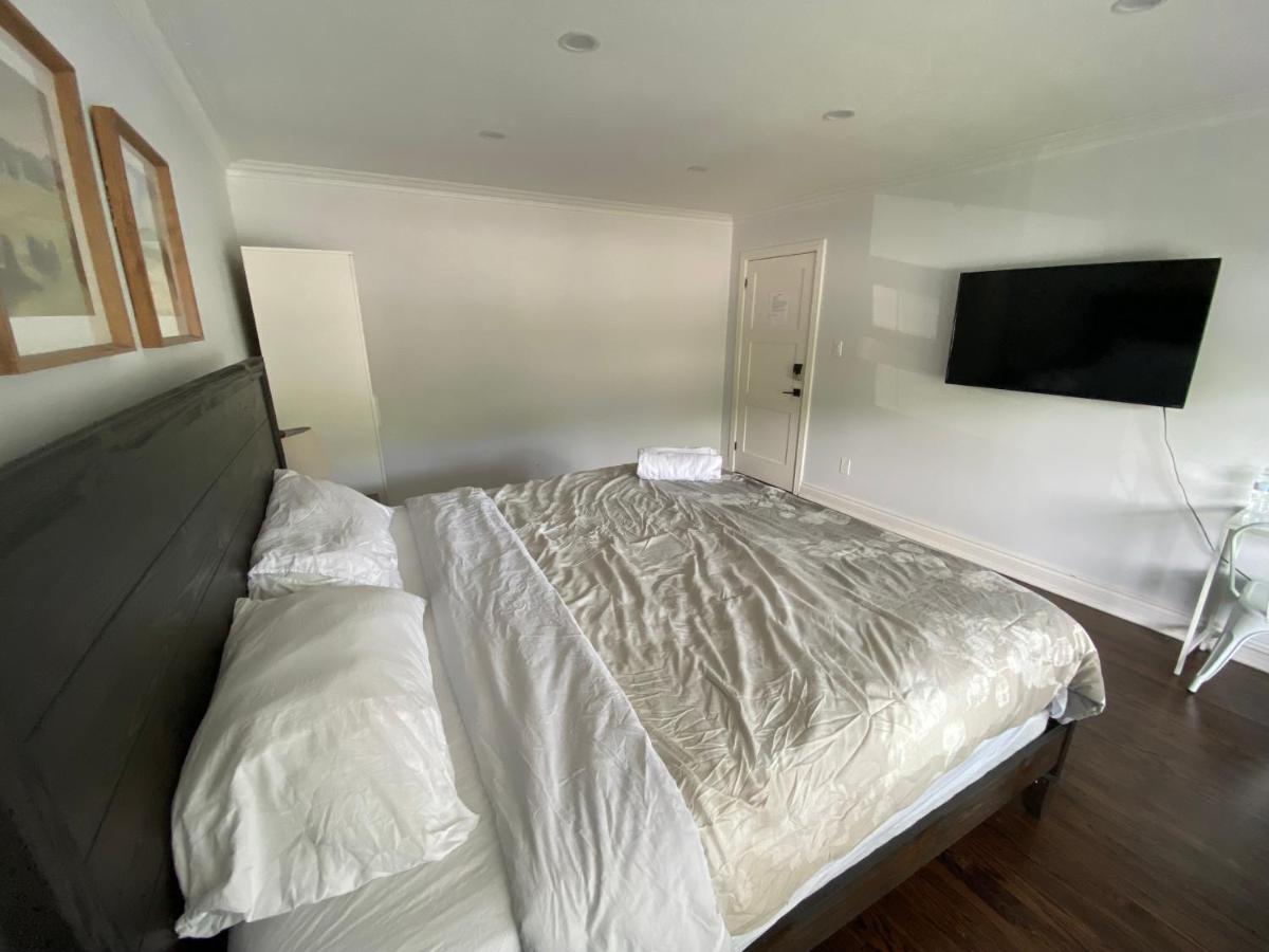 Yonge And Finch Subway !l Spacious & Bright Private Bedroom With Shared Amenties Privatunterkunft *