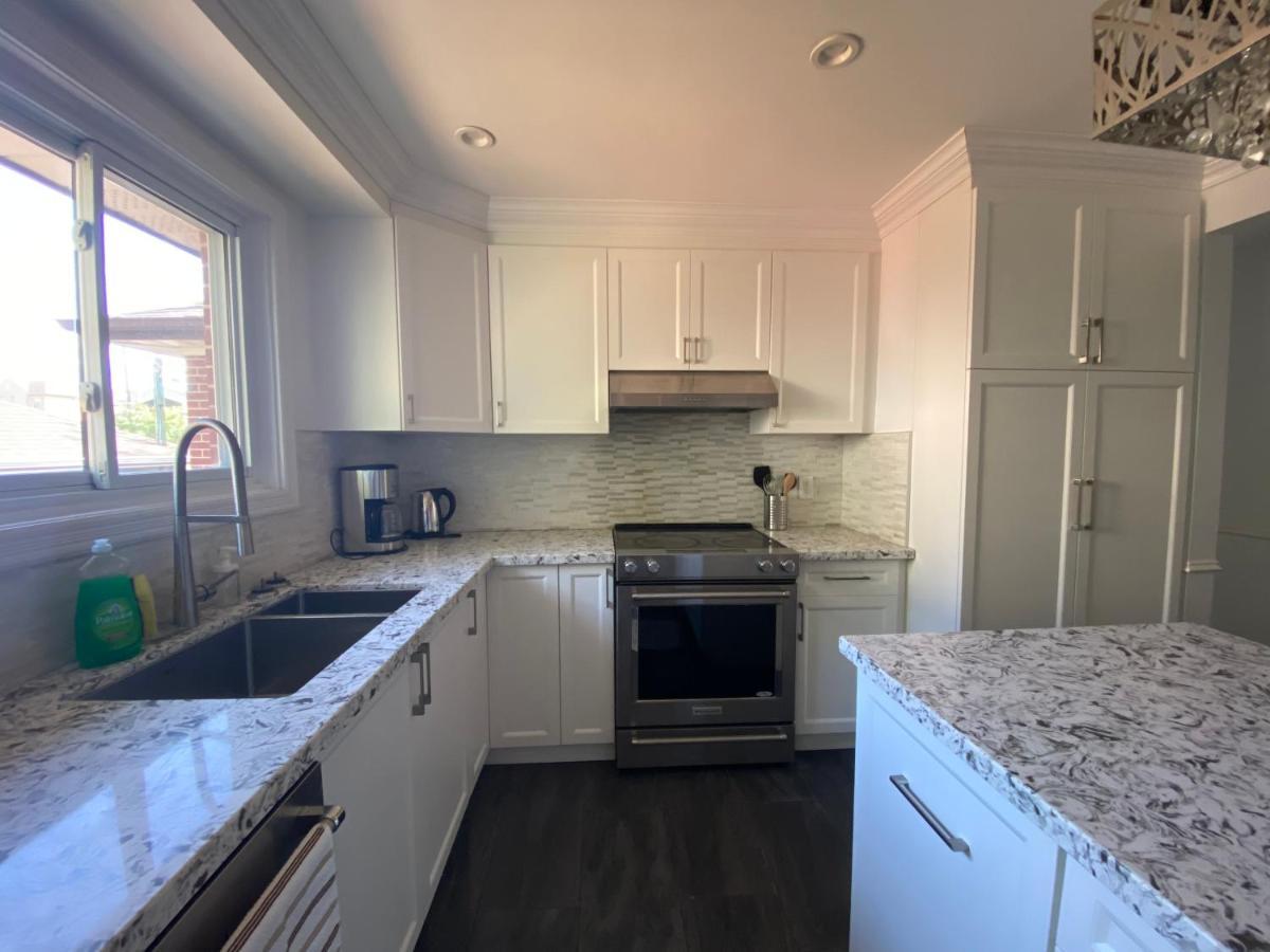 Yonge And Finch Subway !l Spacious & Bright Private Bedroom With Shared Amenties Privatunterkunft *
