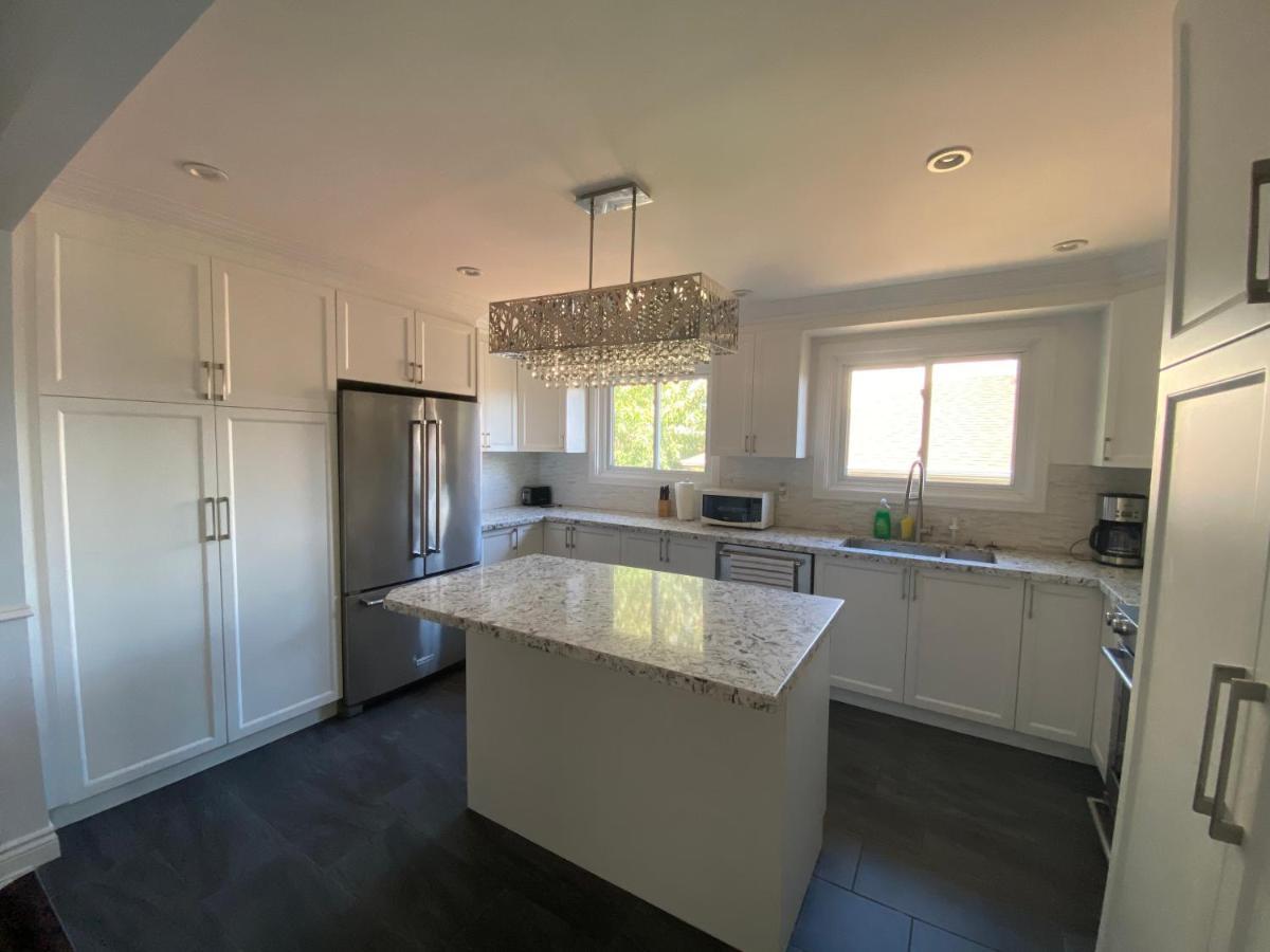 Yonge And Finch Subway !l Spacious & Bright Private Bedroom With Shared Amenties Privatunterkunft Toronto